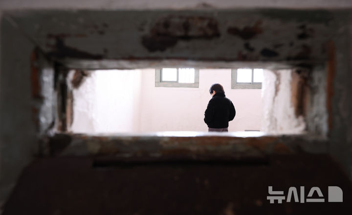 [서울=뉴시스] 이영환 기자 = 3·1절인 1일 오전 서울 서대문구 서대문형무소역사관을 찾은 한 어린이가 옥사에서 생각에 잠겨 있다. 2026.03.01. 20hwan@newsis.com