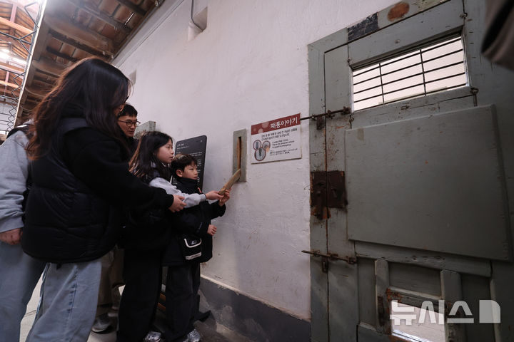 [서울=뉴시스] 이영환 기자 = 3·1절인 1일 오전 서울 서대문구 서대문형무소역사관을 찾은 시민들이 옥사를 살펴보고 있다. 2026.03.01. 20hwan@newsis.com