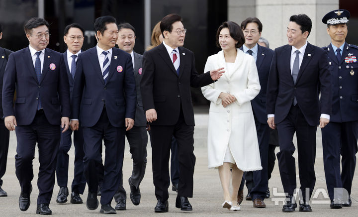 [성남=뉴시스] 최동준 기자 = 싱가포르와 필리핀을 국빈 방문하는 이재명 대통령과 김혜경 여사가 1일 경기 성남 서울공항에서 공군 1호기로 향하고 있다. 2026.03.01. photocdj@newsis.com