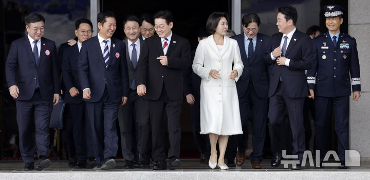 [성남=뉴시스] 최동준 기자 = 싱가포르와 필리핀을 국빈 방문하는 이재명 대통령과 김혜경 여사가 1일 경기 성남 서울공항에서 공군 1호기로 향하고 있다. 2026.03.01. photocdj@newsis.com