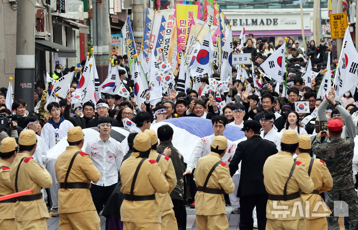 [부산=뉴시스] 하경민 기자 = 제107주년 3·1절을 맞아 '동래 3·1독립만세운동' 재현 행사가 열린 1일 부산 동래구 동래시장 앞에서 학생과 시민 등 2000여 명이 "대한독립만세"를 외치고 있다. 2026.03.01. yulnetphoto@newsis.com