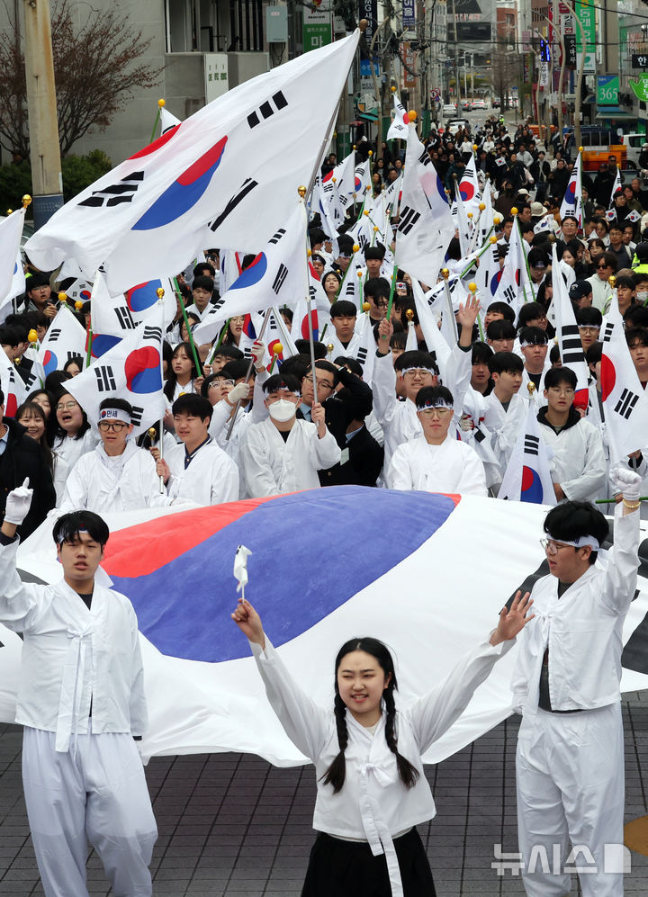 [부산=뉴시스] 하경민 기자 = 제107주년 3·1절을 맞아 '동래 3·1독립만세운동' 재현 행사가 열린 1일 부산 동래구 동래시장 앞에서 학생과 시민 등 2000여 명이 "대한독립만세"를 외치고 있다. 2026.03.01. yulnetphoto@newsis.com