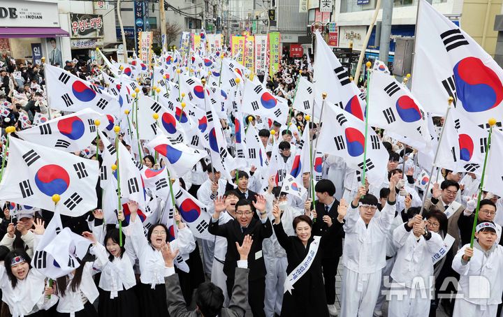 [부산=뉴시스] 하경민 기자 = 제107주년 3·1절을 맞아 '동래 3·1독립만세운동' 재현 행사가 열린 1일 부산 동래구 동래시장 앞에서 학생과 시민 등 2000여 명이 "대한독립만세"를 외치고 있다. 2026.03.01. yulnetphoto@newsis.com