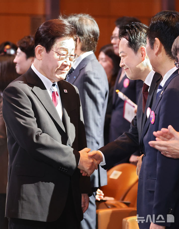[서울=뉴시스] 최동준 기자 = 이재명 대통령과 장동혁 국민의힘 대표가 1일 서울 강남구 코엑스에서 열린 제107주년 3·1절 기념식에서 악수하고 있다. (청와대통신사진기자단) 2026.03.01. photocdj@newsis.com