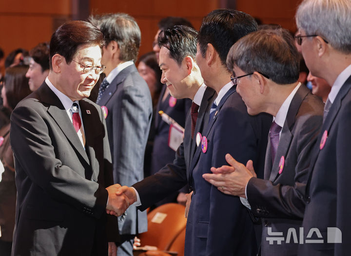 [서울=뉴시스] 최동준 기자 = 이재명 대통령과 장동혁 국민의힘 대표가 1일 서울 강남구 코엑스에서 열린 제107주년 3·1절 기념식에서 악수하고 있다. (청와대통신사진기자단) 2026.03.01. photocdj@newsis.com