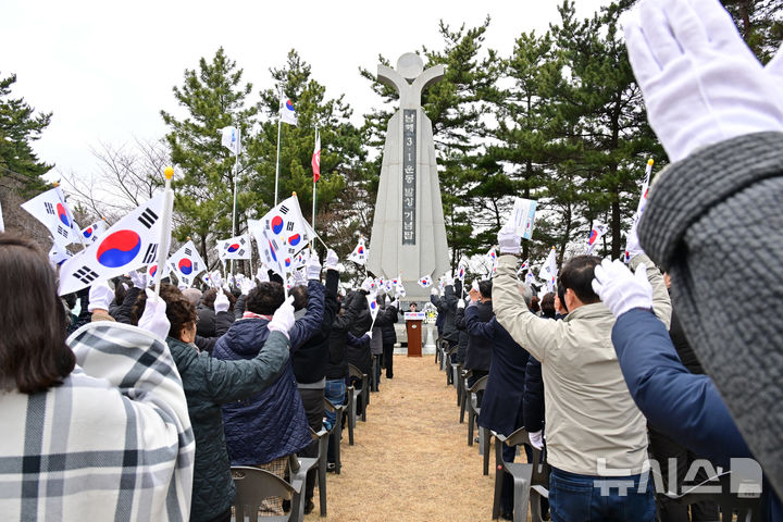 [남해=뉴시스] 차용현 기자 = 1일 오전 경남 남해군 설천면 소재 남해3·1운동 발상지에서 열린 제107주년 3.1절 기념행사에서 주민들이 대한독립만세를 외치고 있다. 2026.03.01. con@newsis.com