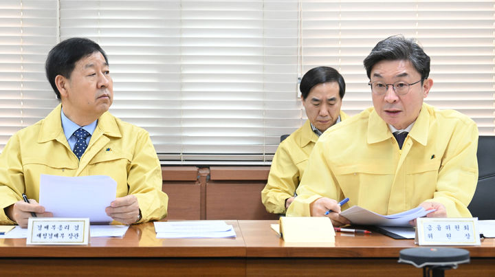 [서울=뉴시스] 추상철 기자 = 이억원(오른쪽) 금융위원장이 1일 서울 종로구 정부서울청사에서 열린 '이란 관련 관계기관 합동 상황점검회의'에서 발언하고 있다. (사진= 재정경제부 제공) 2026.03.01. photo@newsis.com *재판매 및 DB 금지