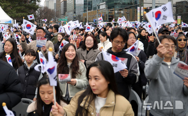 [서울=뉴시스] 홍효식 기자 = 1일 서울 종로구 보신각에서 열린 제107주년 3·1절 기념 타종행사에서 시민들이 태극기를 흔들고 있다. 2026.03.01. yesphoto@newsis.com