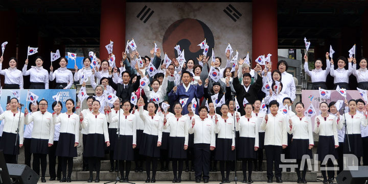 [서울=뉴시스] 홍효식 기자 = 1일 서울 종로구 보신각에서 열린 제107주년 3·1절 기념 타종행사에서 오세훈 서울시장, 최호정 최호정 서울시의회의장, 정문헌 종로구청장 등 참석자들이 만세삼창을 외치고 있다. 2026.03.01. yesphoto@newsis.com