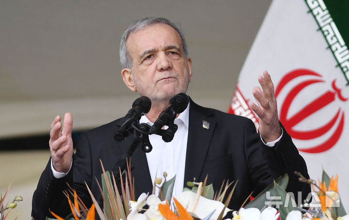 [ 테헤란(이란)=신화/뉴시스] 마수드 페제시키안 이란 대통령이 테헤란 시내에서 지난 2월11일 대국민 연설을 하는 모습. 2026. 03.19. 