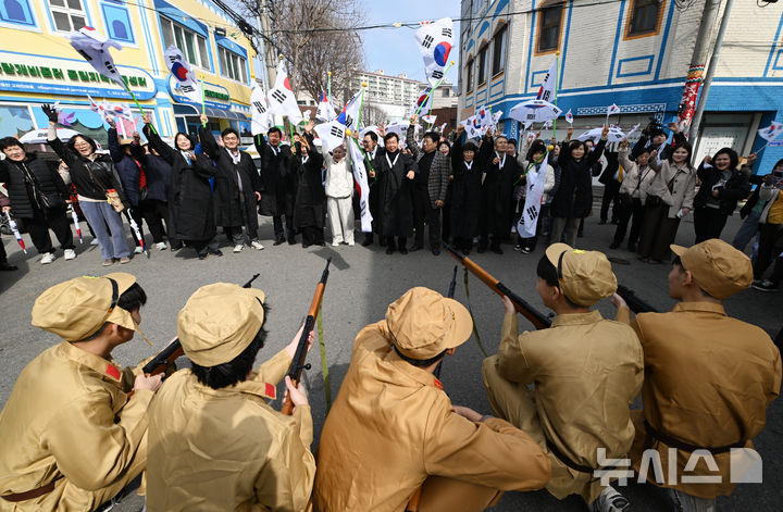 [광주=뉴시스] 이영주 기자 = 제107주년 3·1만세운동 기념일인 1일 오후 광주 광산구 고려인마을에서 3·1만세운동 기념 재현행사가 열리고 있다. 2026.03.01. leeyj2578@newsis.com