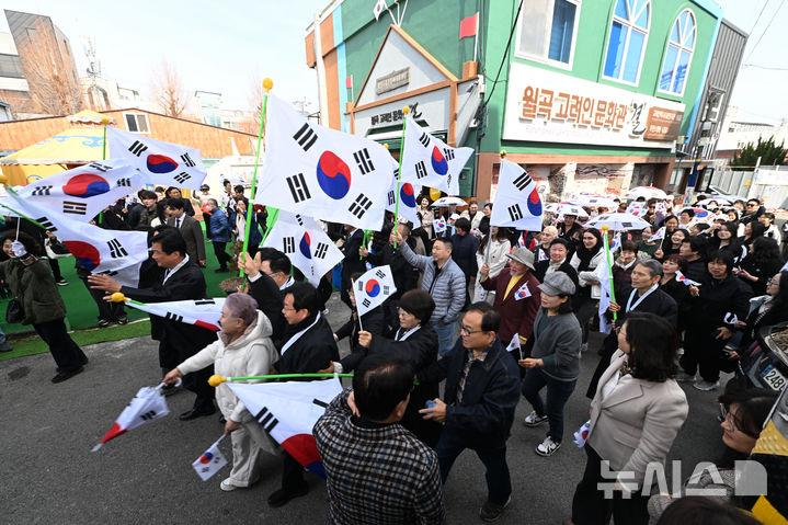 [광주=뉴시스] 이영주 기자 = 제107주년 3·1만세운동 기념일인 1일 오후 광주 광산구 고려인마을에서 3·1만세운동 기념 재현행사가 열리고 있다. 2026.03.01. leeyj2578@newsis.com