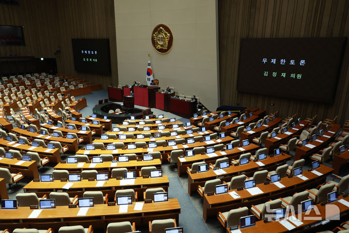 [서울=뉴시스] 고승민 기자 = 김정재 국민의힘 의원이 1일 서울 여의도 국회에서 열린 제432회 국회(임시회) 제8차 본회의에서 국민투표법 전부개정법률안(대안) 수정안에 대한 무제한토론을 하고 있다. 2026.03.01. kkssmm99@newsis.com