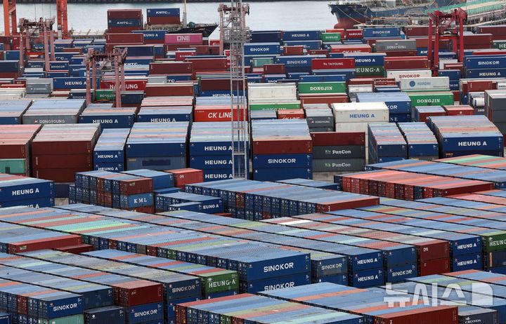 [부산=뉴시스] 하경민 기자 = 부산 남구 신선대 부두 야적장에 수출입 컨테이너가 쌓여 있다. 2026.03.01. yulnetphoto@newsis.com