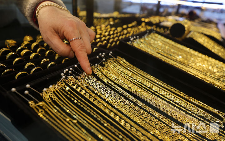 [서울=뉴시스] 홍효식 기자 = 미국과 이란의 지정학적 갈등이 고조되면서 금 시세가 반등세를 보이는 가운데 1일 서울 시내 금은방에 금이 진열돼 있다. 2026.03.01. yesphoto@newsis.com