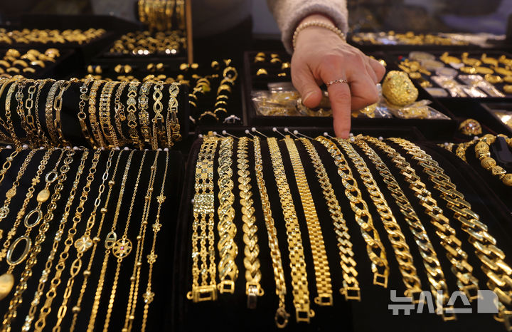 [서울=뉴시스] 홍효식 기자 = 미국과 이란의 지정학적 갈등이 고조되면서 금 시세가 반등세를 보이는 가운데 1일 서울 시내 금은방에 금이 진열돼 있다. 2026.03.01. yesphoto@newsis.com