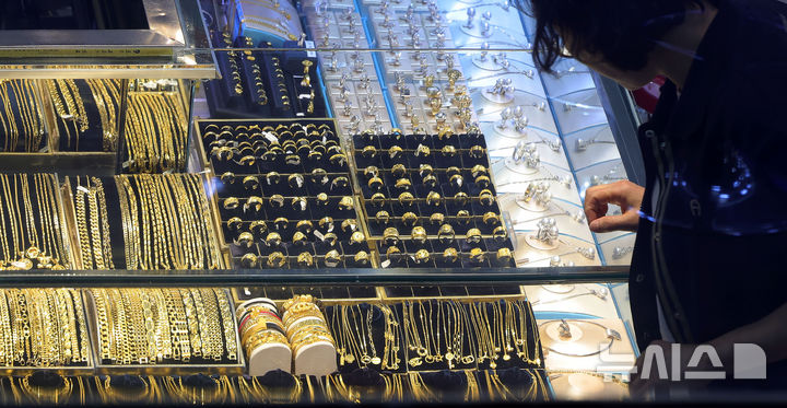 [서울=뉴시스] 홍효식 기자 = 미국과 이란의 지정학적 갈등이 고조되면서 금 시세가 반등세를 보이는 가운데 1일 서울 시내 금은방에 금이 진열돼 있다. 2026.03.01. yesphoto@newsis.com