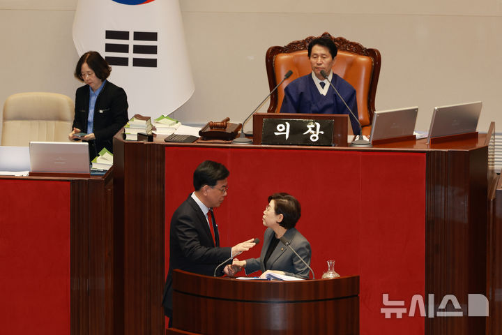 [서울=뉴시스] 고승민 기자 = 송언석 국민의힘 원내대표가 1일 서울 여의도 국회에서 열린 제432회 국회(임시회) 제8차 본회의에서 무제한토론 중인 김정재 의원에게 토론을 종결할 것을 알리고 있다. 2026.03.01. kkssmm99@newsis.com