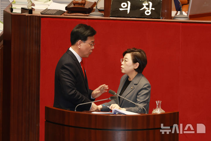 [서울=뉴시스] 고승민 기자 = 송언석 국민의힘 원내대표가 1일 서울 여의도 국회에서 열린 제432회 국회(임시회) 제8차 본회의에서 무제한토론 중인 김정재 의원에게 토론을 종결할 것을 알리고 있다. 2026.03.01. kkssmm99@newsis.com