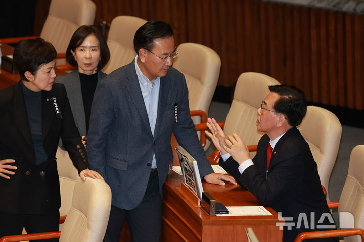 [서울=뉴시스] 고승민 기자 = 국민의힘 송언석 원내대표와 유상범 원내수석 등 원내지도부가 11일 서울 여의도 국회에서 열린 제432회국회(임시회) 제8차 본회의에서 대화하고 있다. 2026.03.01. kkssmm99@newsis.com