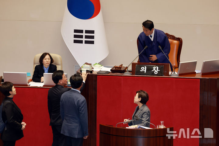 [서울=뉴시스] 고승민 기자 = 송언석 국민의힘 원내대표가 1일 서울 여의도 국회에서 열린 제432회 국회(임시회) 제8차 본회의에서 이학영 국회부의장에게 토론을 종결할 것을 알리고 있다. 2026.03.01. kkssmm99@newsis.com