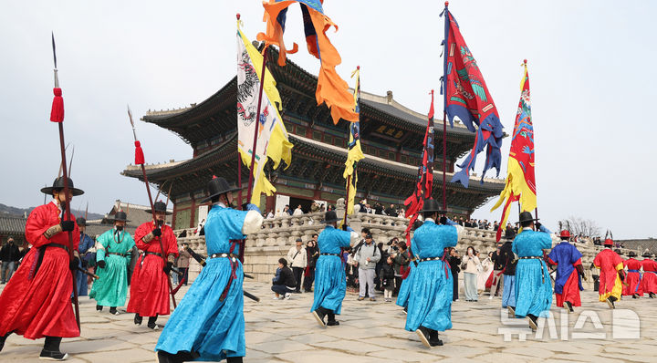 [서울=뉴시스] 추상철 기자 = 1일 오후 서울 종로구 경복궁에서 조선시대 수문장과 수문군의 순찰 모습을 재현한 '수문장 순라의식'이 진행되고 있다. 2026.03.01. scchoo@newsis.com