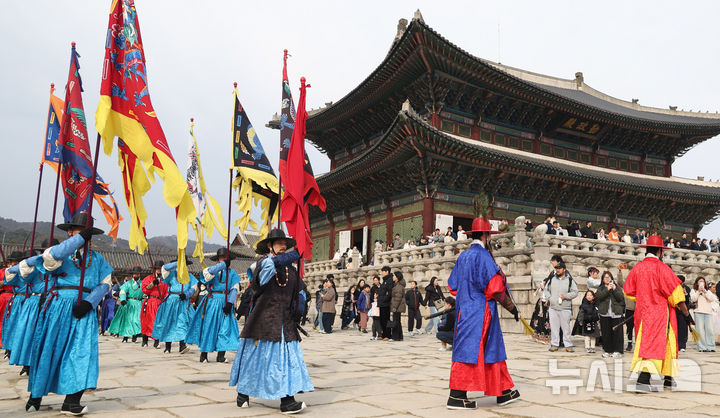 [서울=뉴시스] 추상철 기자 = 1일 오후 서울 종로구 경복궁에서 조선시대 수문장과 수문군의 순찰 모습을 재현한 '수문장 순라의식'이 진행되고 있다. 2026.03.01. scchoo@newsis.com