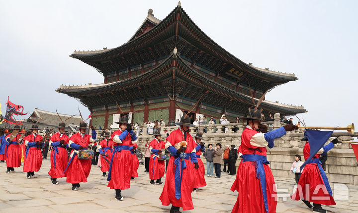 [서울=뉴시스] 추상철 기자 = 1일 오후 서울 종로구 경복궁에서 조선시대 수문장과 수문군의 순찰 모습을 재현한 '수문장 순라의식'이 진행되고 있다. 2026.03.01. scchoo@newsis.com