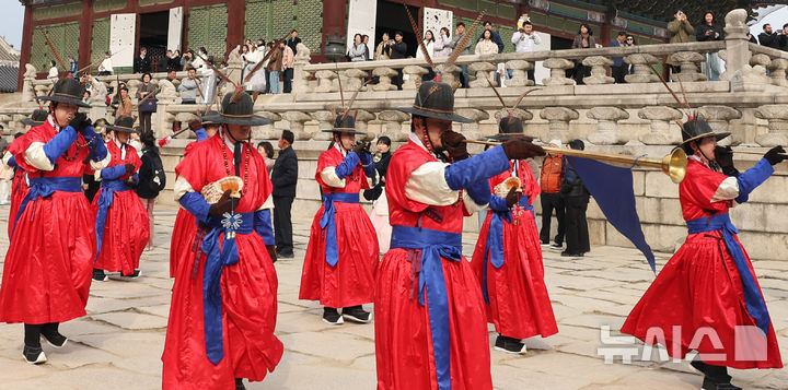 [서울=뉴시스] 추상철 기자 = 1일 오후 서울 종로구 경복궁에서 조선시대 수문장과 수문군의 순찰 모습을 재현한 '수문장 순라의식'이 진행되고 있다. 2026.03.01. scchoo@newsis.com