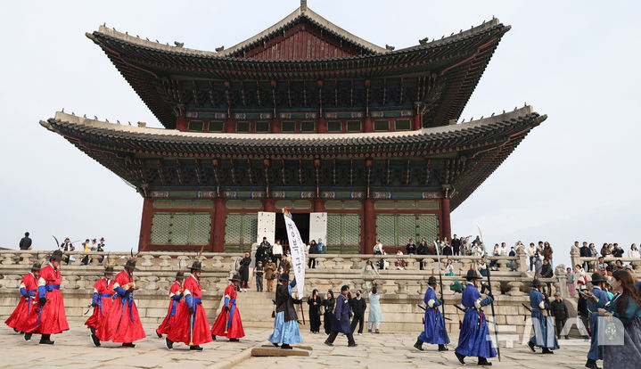 [서울=뉴시스] 추상철 기자 = 1일 오후 서울 종로구 경복궁에서 조선시대 수문장과 수문군의 순찰 모습을 재현한 '수문장 순라의식'이 진행되고 있다. 2026.03.01. scchoo@newsis.com