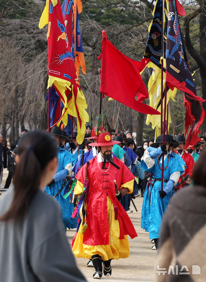 [서울=뉴시스] 추상철 기자 = 1일 오후 서울 종로구 경복궁에서 조선시대 수문장과 수문군의 순찰 모습을 재현한 '수문장 순라의식'이 진행되고 있다. 2026.03.01. scchoo@newsis.com