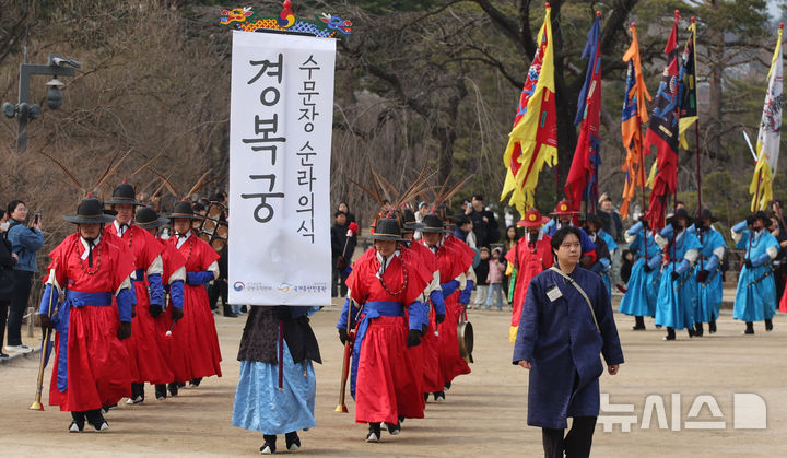 [서울=뉴시스] 추상철 기자 = 1일 오후 서울 종로구 경복궁에서 조선시대 수문장과 수문군의 순찰 모습을 재현한 '수문장 순라의식'이 진행되고 있다. 2026.03.01. scchoo@newsis.com