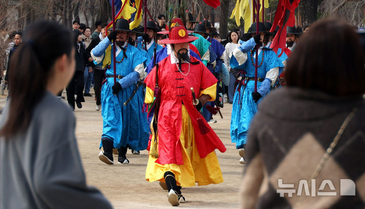 조선시대 궁궐과 도성 안전 책임졌던 경복궁 순라군이 떴다. [뉴시스Pic]