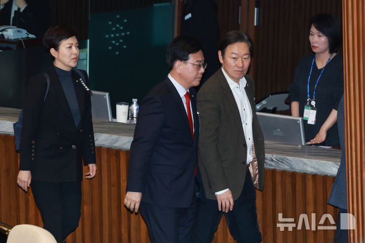 [서울=뉴시스] 고승민 기자 = 송언석 국민의힘 원내대표가 1일 서울 여의도 국회에서 열린 본회의에서 회의장을 나서고 있다. 2026.03.01. kkssmm99@newsis.com