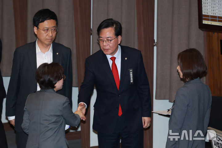 [서울=뉴시스] 고승민 기자 = 송언석 국민의힘 원내대표가 1일 서울 여의도 국회에서 열린 본회의에서 필리버스터를 마친 김정재 의원과 악수하고 있다. 2026.03.01. kkssmm99@newsis.com