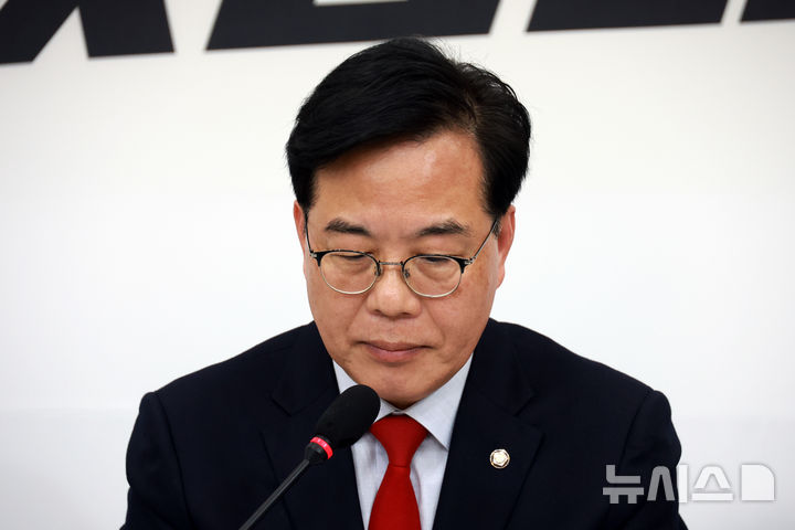[서울=뉴시스] 고승민 기자 = 송언석 국민의힘 원내대표가 1일 서울 여의도 국회에서 현안 기자회견을 하던 중 자료를 보고 있다. 2026.03.01. kkssmm99@newsis.com