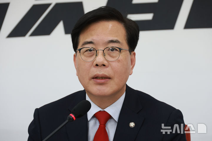[서울=뉴시스] 고승민 기자 = 송언석 국민의힘 원내대표가 1일 서울 여의도 국회에서 현안 기자회견을 하고 있다. 2026.03.01. kkssmm99@newsis.com