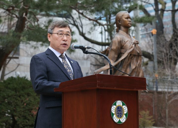 [서울=뉴시스] 김근수 기자 = 정근식 서울시교육감이 지난 1일 서울 서대문구 이화여고 유관순기념관에서 열린 제107주년 삼일절 기념 유관순열사 동상 헌화예배에서 발언하고 있다. (사진= 서울시교육청 제공) 2026.03.01. photo@newsis.com *재판매 및 DB 금지