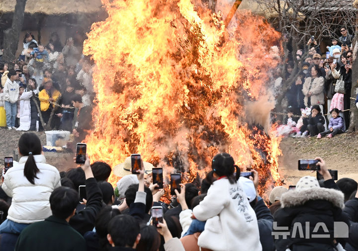 무사안녕과 풍요 기원 달집태우기 정월대보름 행사 [뉴시스Pic]