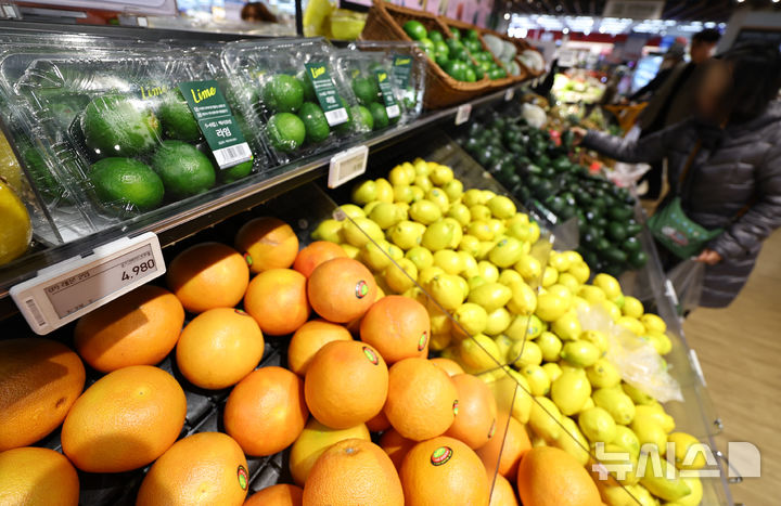 [서울=뉴시스] 최진석 기자 = 미국과 이스라엘이 이란에 대한 공습 단행 이후 중동지역 불안이 확산되고 있는 1일 서울 시내의 한 마트에 이스라엘 산 레드 자몽 등의 수입과일이 진열되어 있다. 2026.03.01. myjs@newsis.com