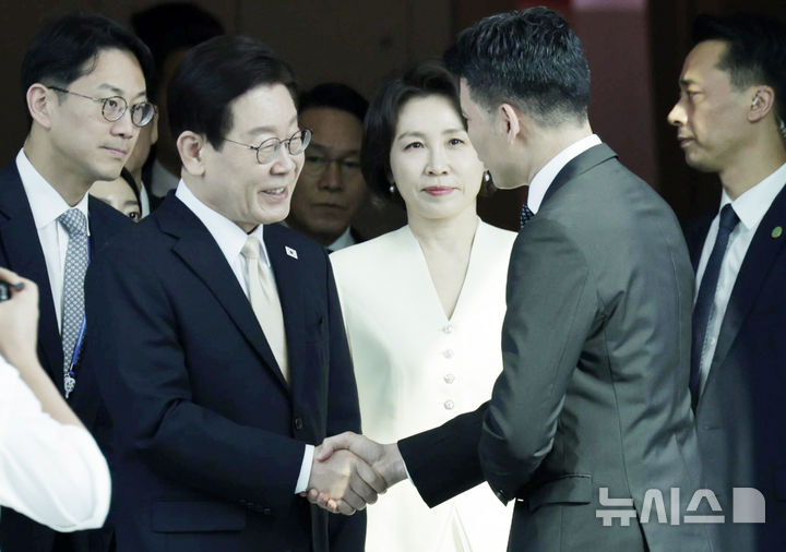 [싱가포르=뉴시스] 최동준 기자 = 싱가포르를 국빈 방문한 이재명 대통령과 김혜경 여사가 1일(현지 시간) 창이 국제공항에 도착해 환영 인사들과 인사하고 있다. 2026.03.01. photocdj@newsis.com