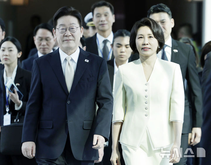 [싱가포르=뉴시스] 최동준 기자 = 싱가포르를 국빈 방문한 이재명 대통령과 김혜경 여사가 1일(현지 시간) 창이 국제공항에 도착해 이동하고 있다. 2026.03.01. photocdj@newsis.com