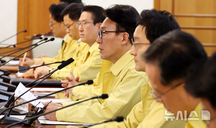 [서울=뉴시스] 추상철 기자 = 김민석 국무총리가 1일 오후 서울 종로구 정부서울청사에서 열린 중동 상황점검 관련 긴급 관계부처회의를 주재하고 있다. 2026.03.01. scchoo@newsis.com