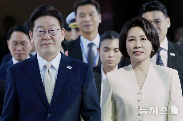 [싱가포르=뉴시스] 최동준 기자 = 싱가포르를 국빈 방문한 이재명 대통령과 김혜경 여사가 1일(현지 시간) 창이 국제공항에 도착해 이동하고 있다. 2026.03.01. photocdj@newsis.com