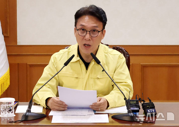 [서울=뉴시스] 추상철 기자 = 김민석 국무총리가 1일 오후 서울 종로구 정부서울청사에서 열린 중동 상황점검 관련 긴급 관계부처회의를 주재하고 있다. 2026.03.01. scchoo@newsis.com