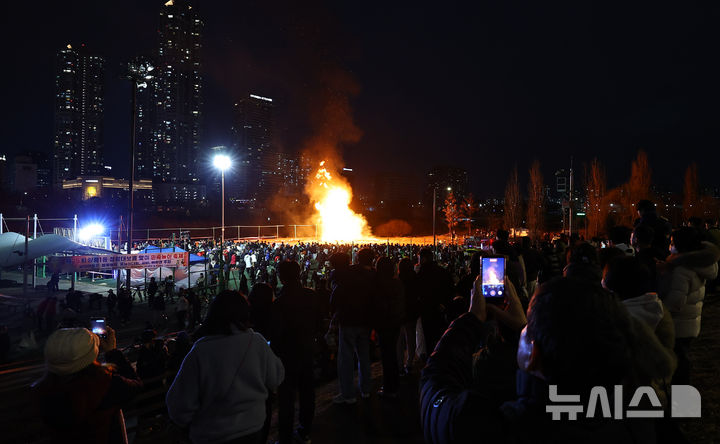 [서울=뉴시스] 최진석 기자 = 1일 서울 영등포구 오목교 인근에서 정월대보름 맞이 달집태우기 행사가 열리고 있다. 2026.03.01. myjs@newsis.com