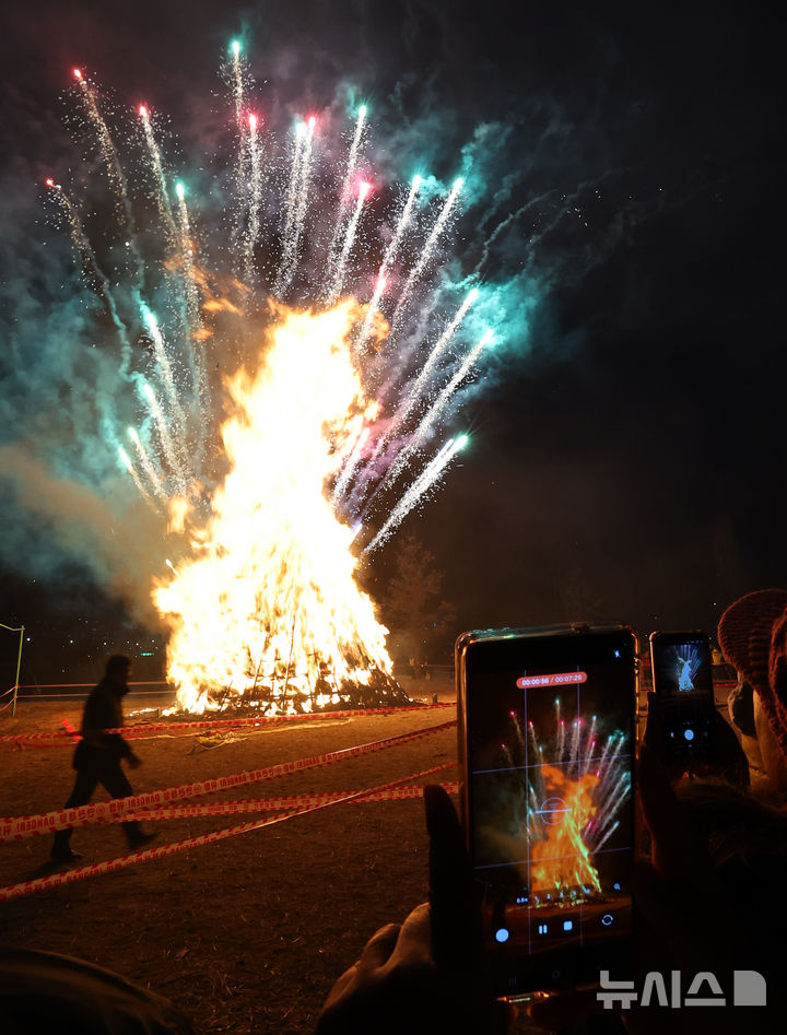 [서울=뉴시스] 최진석 기자 = 1일 서울 영등포구 오목교 인근에서 열린 정월대보름 맞이 달집태우기 행사에서 폭죽이 하늘을 수놓고 있다. 2026.03.01. myjs@newsis.com