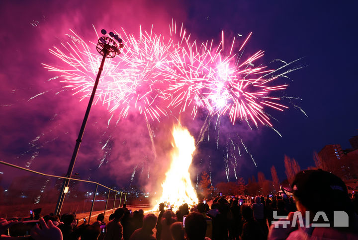 [서울=뉴시스] 최진석 기자 = 1일 서울 영등포구 오목교 인근에서 열린 정월대보름 맞이 달집태우기 행사에서 폭죽이 하늘을 수놓고 있다. 2026.03.01. myjs@newsis.com