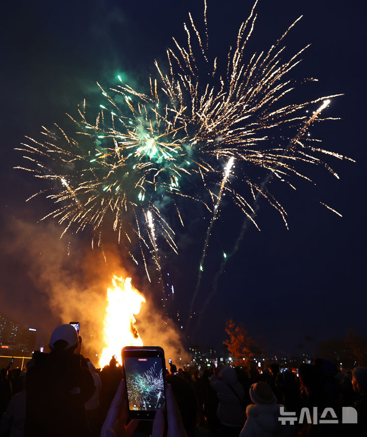 [서울=뉴시스] 최진석 기자 = 1일 서울 영등포구 오목교 인근에서 열린 정월대보름 맞이 달집태우기 행사에서 폭죽이 하늘을 수놓고 있다. 2026.03.01. myjs@newsis.com
