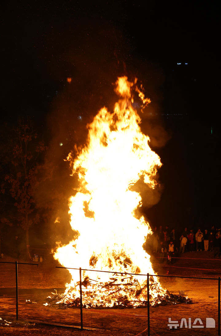 [서울=뉴시스] 최진석 기자 = 1일 서울 영등포구 오목교 인근에서 정월대보름 맞이 달집태우기 행사가 열리고 있다. 2026.03.01. myjs@newsis.com